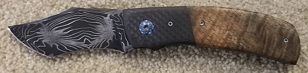 Luke Dellmyer Folder Alien Damascus curly maple scales<br />
